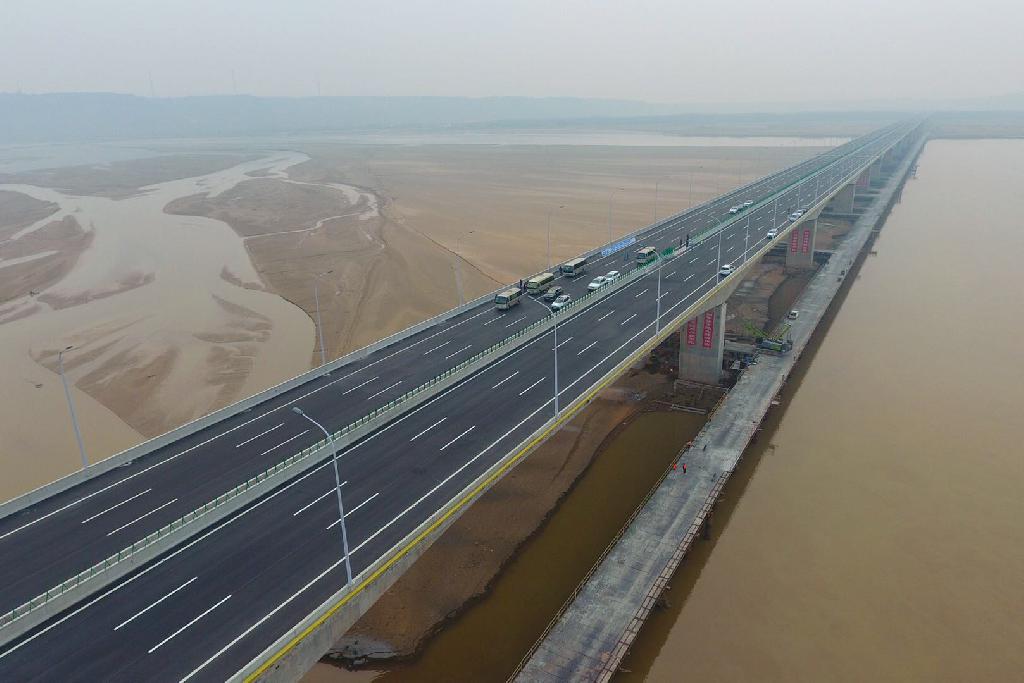 今天上午10時(shí)，國道234焦作至滎陽黃河大橋(簡稱：焦鄭黃河大橋)及連接線項(xiàng)目正式通車。